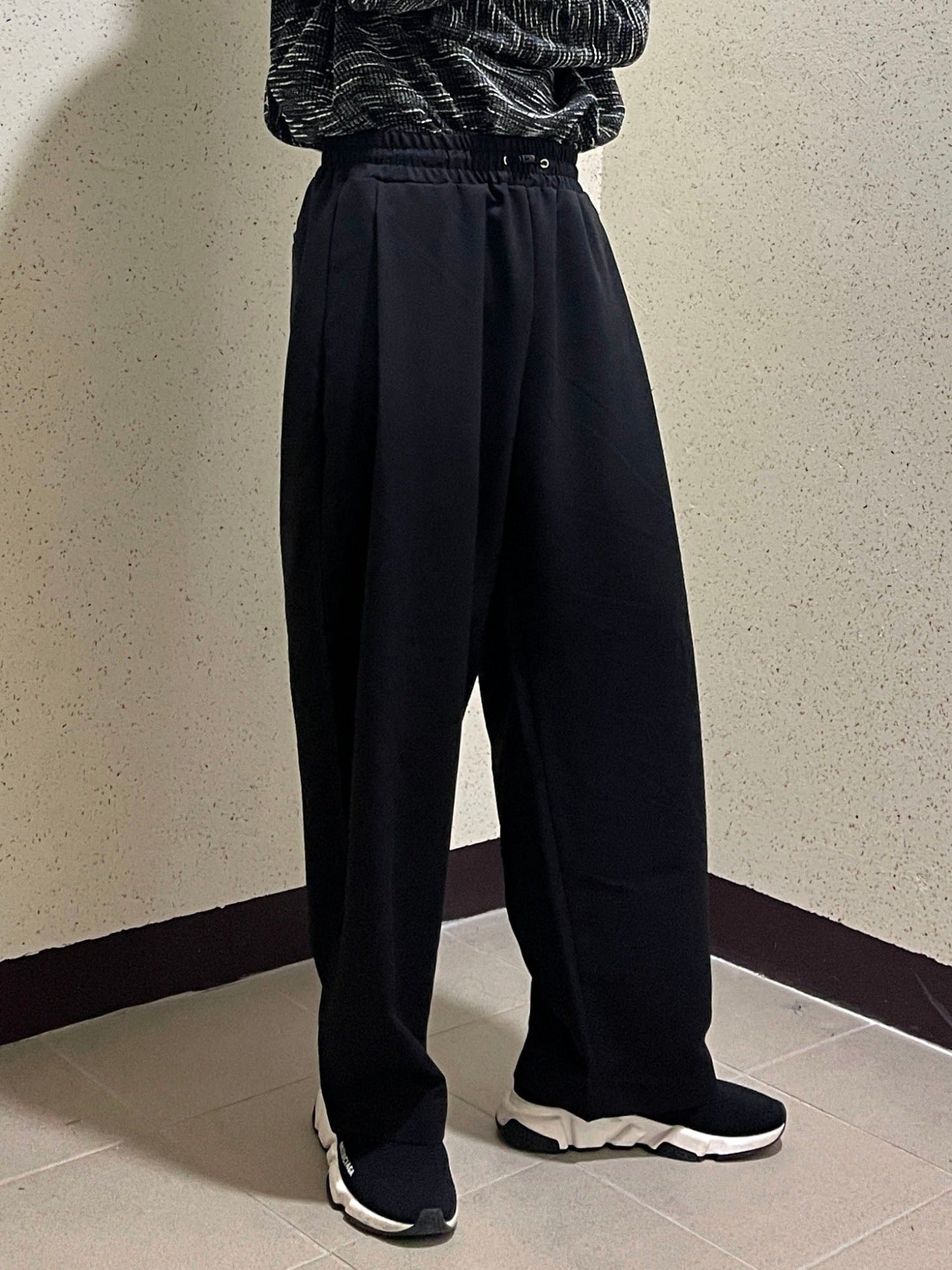 남자와이드슬랙스 허리밴딩 핀턱 커플바지 미니멀룩 블랙 Pintuck Flow Slacks black