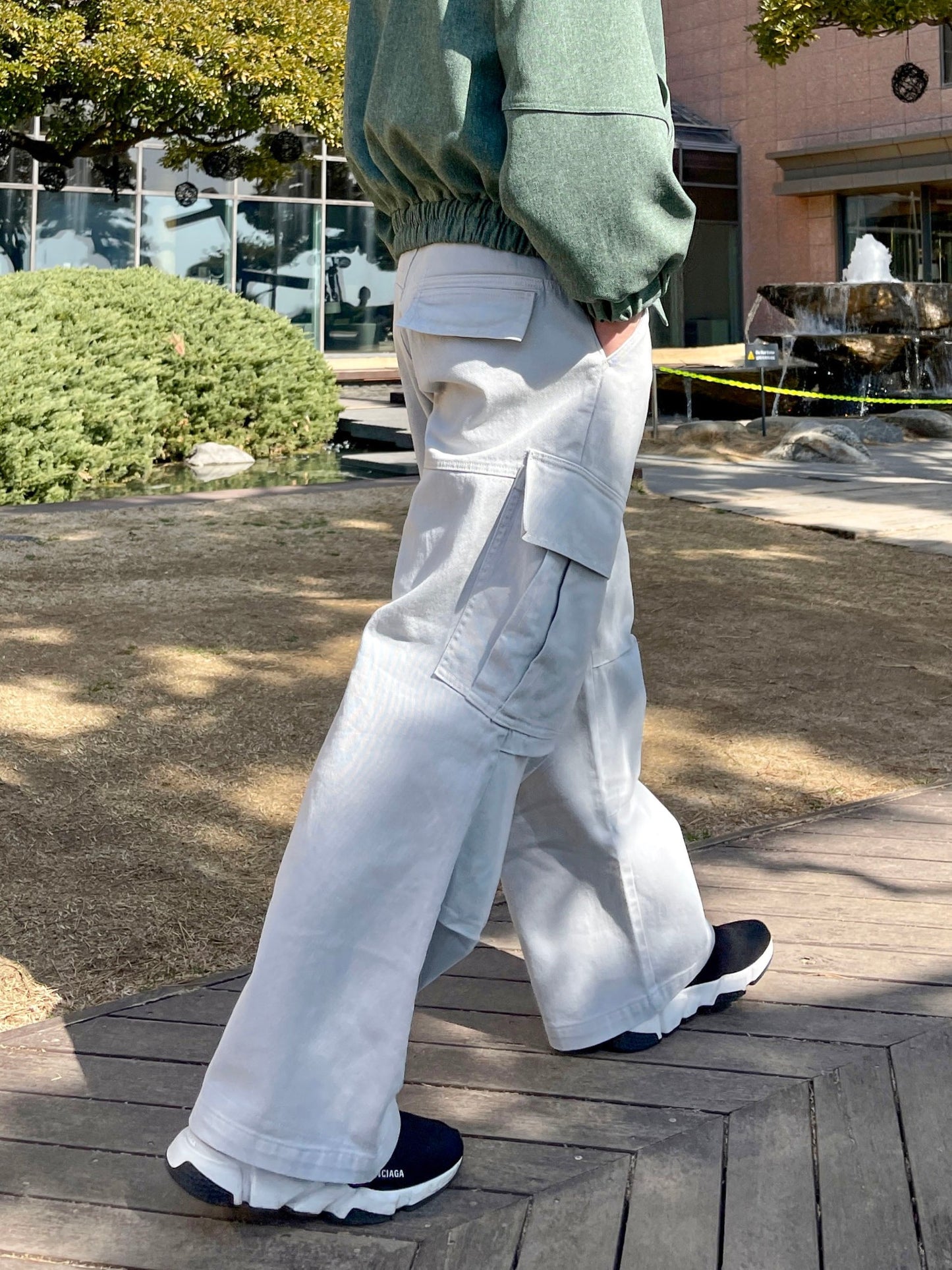 남성카고바지 와이드핏 핀턱 건빵 스트릿룩 라이트그레이 Dyeing Wide Cargo Pants lightgrey