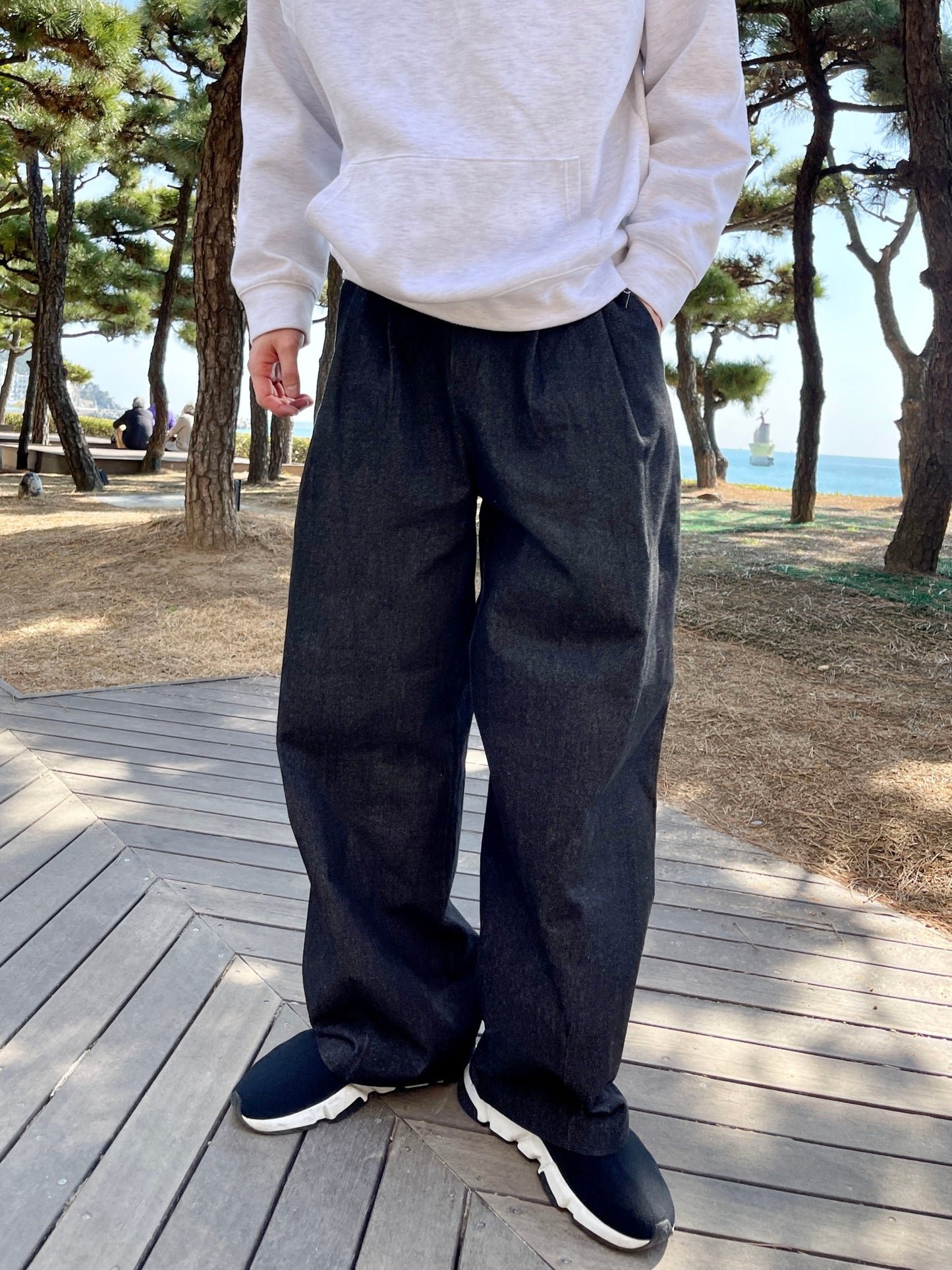 Two Tuck Balloon Denim Pants Black 남녀공용 와이드핏 투턱 밴딩 데님팬츠 미니멀룩 흑청