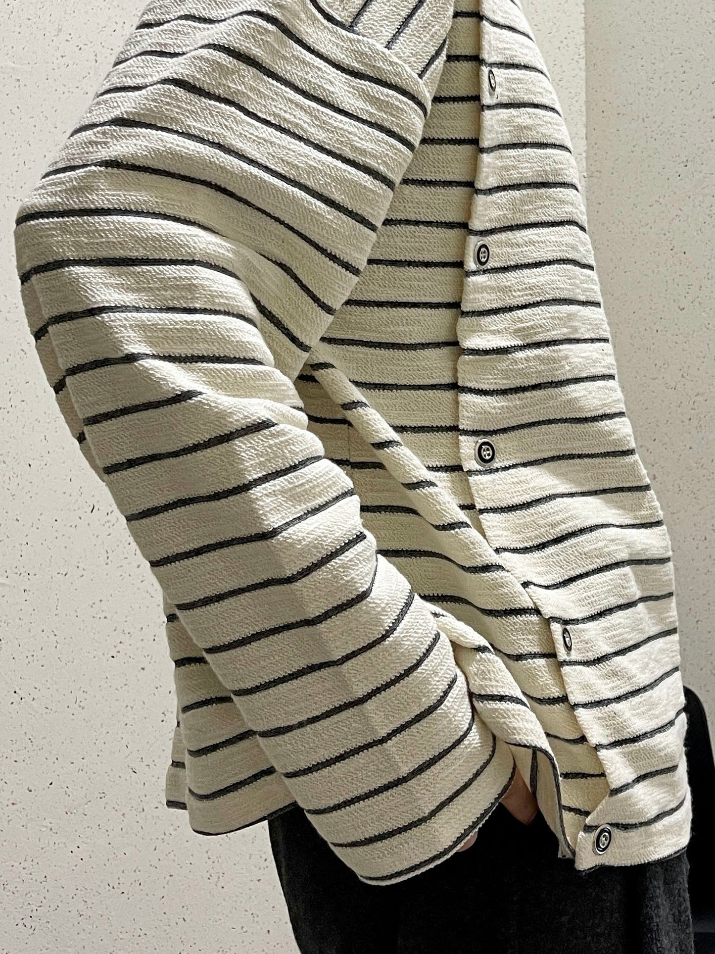 남자 오버핏 버튼 스트라이프 단추 단가라 티셔츠 블랙 Button Stripe T-shirt Black