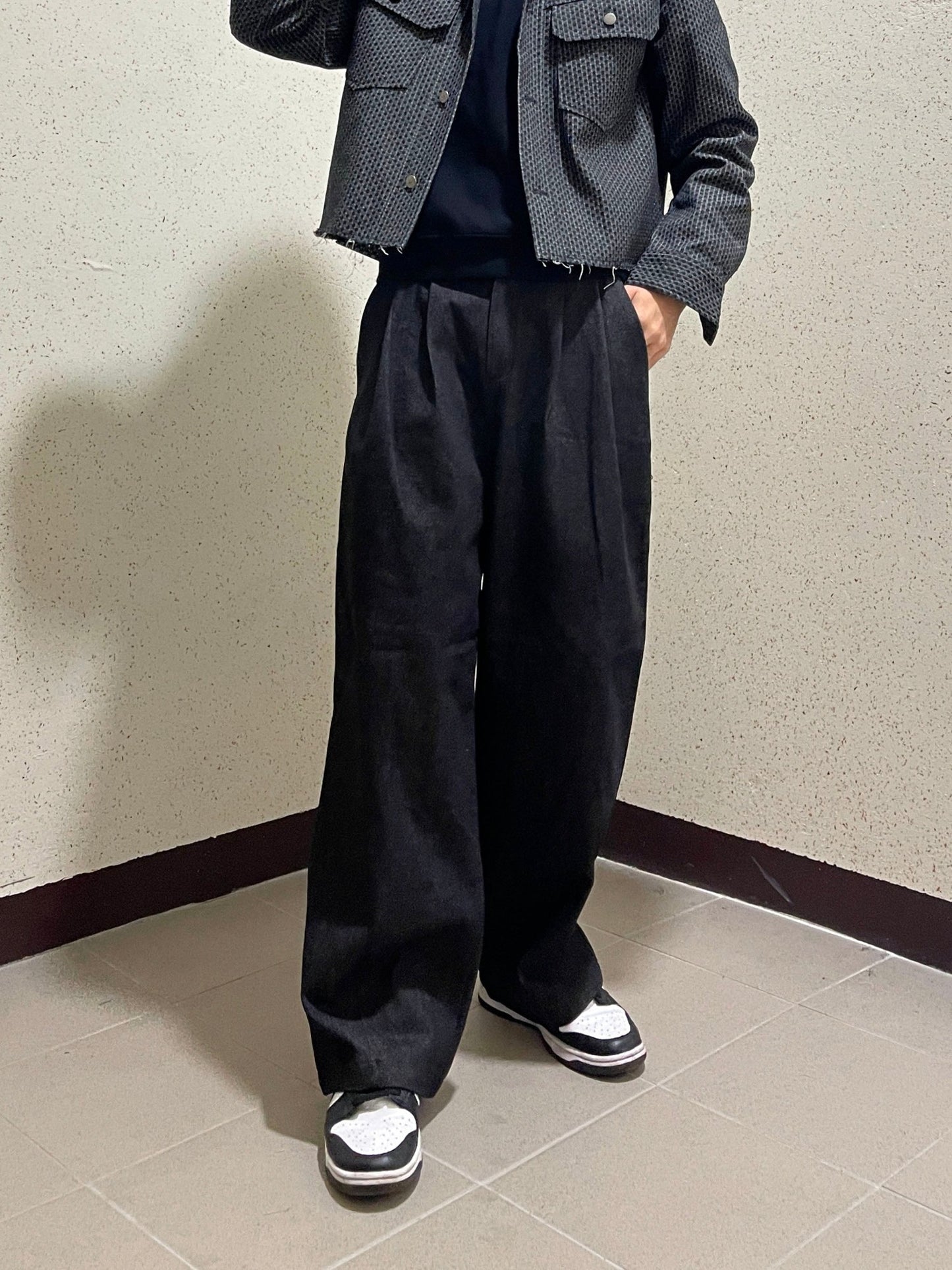 Two Tuck Balloon Denim Pants Black 남녀공용 와이드핏 투턱 밴딩 데님팬츠 미니멀룩 흑청