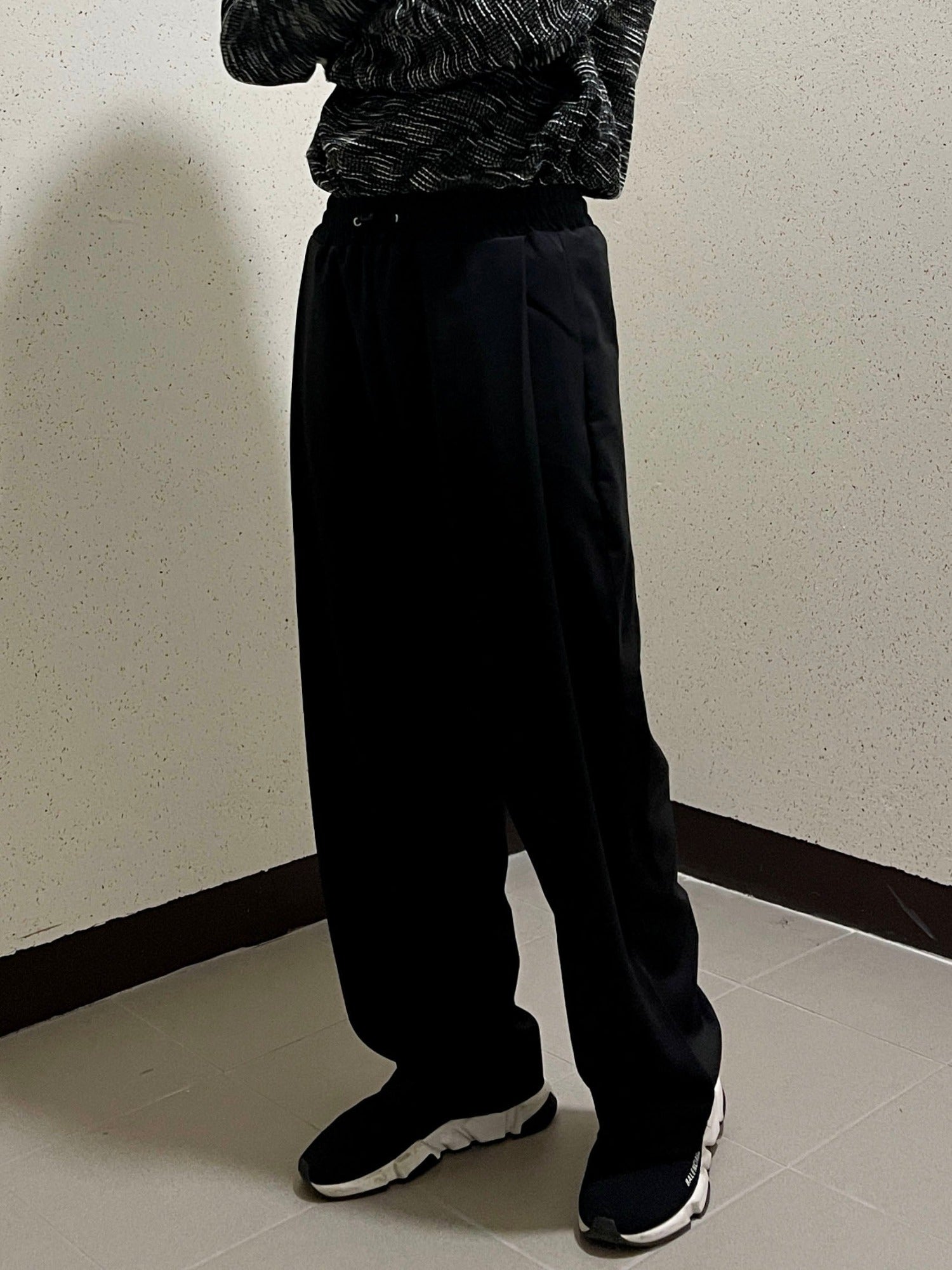 남자와이드슬랙스 허리밴딩 핀턱 커플바지 미니멀룩 블랙 Pintuck Flow Slacks black